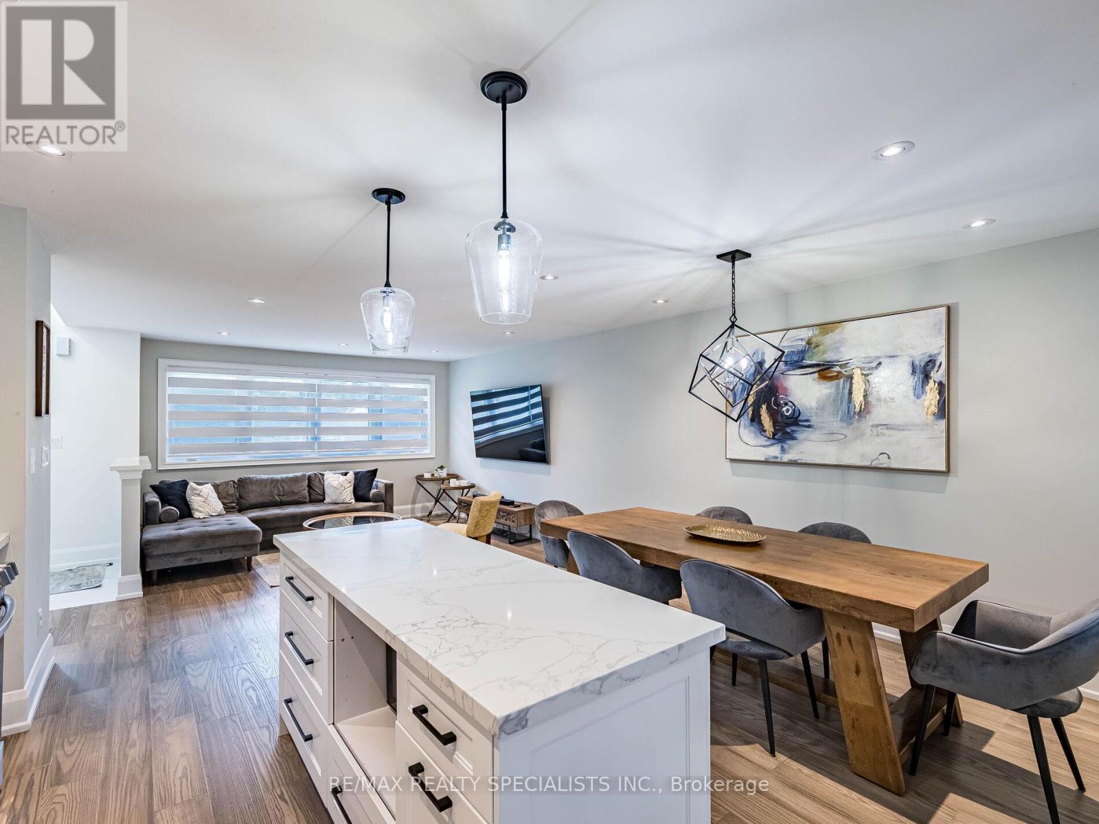 16 LESBURY AVENUE - 10