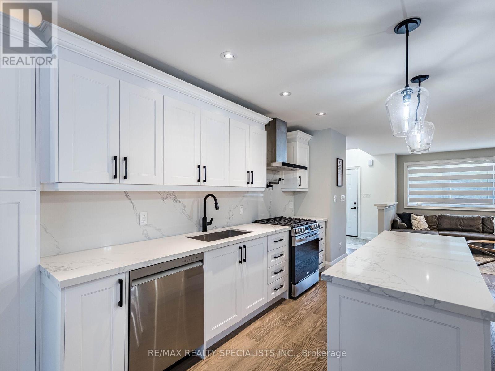 16 LESBURY AVENUE - 12