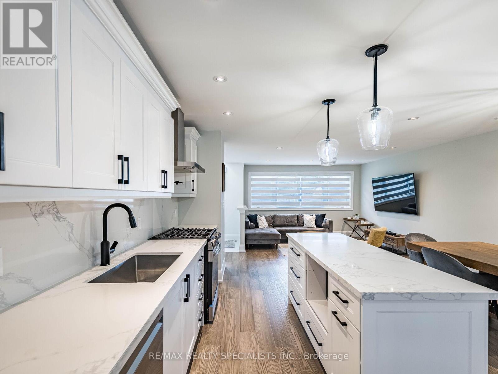 16 LESBURY AVENUE - 13