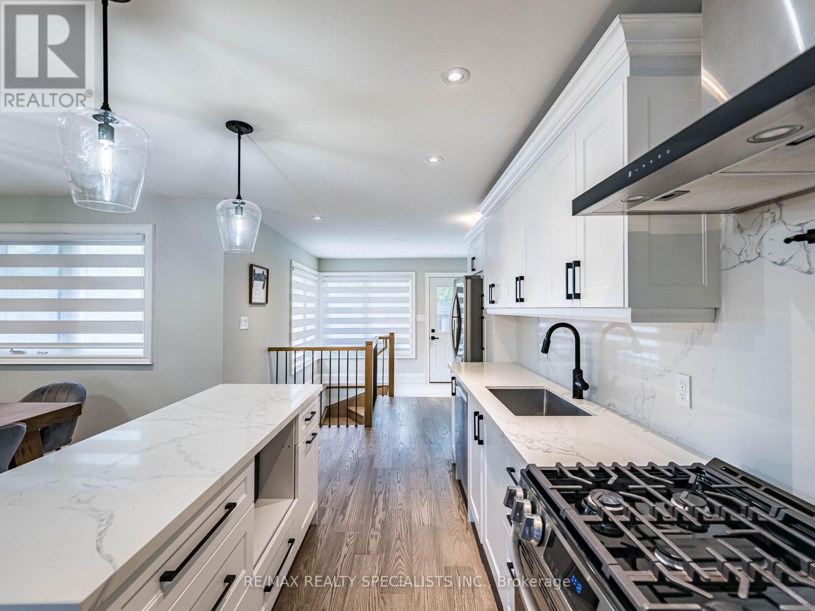 16 LESBURY AVENUE - 14