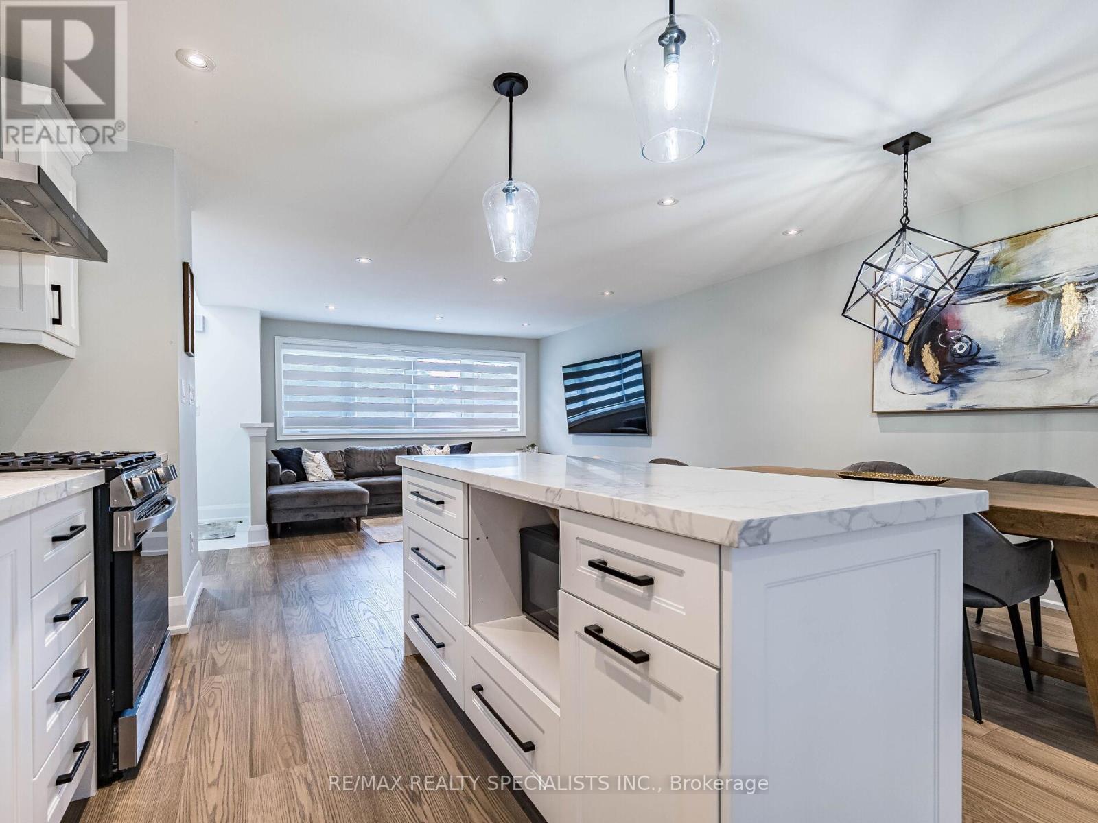 16 LESBURY AVENUE - 15