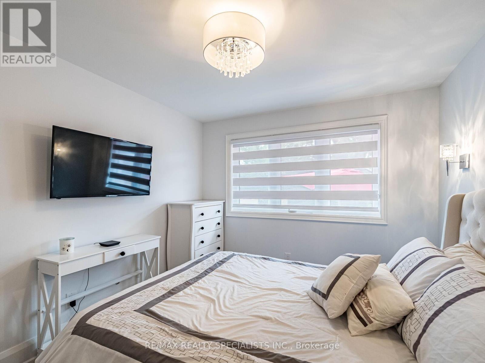 16 LESBURY AVENUE - 18
