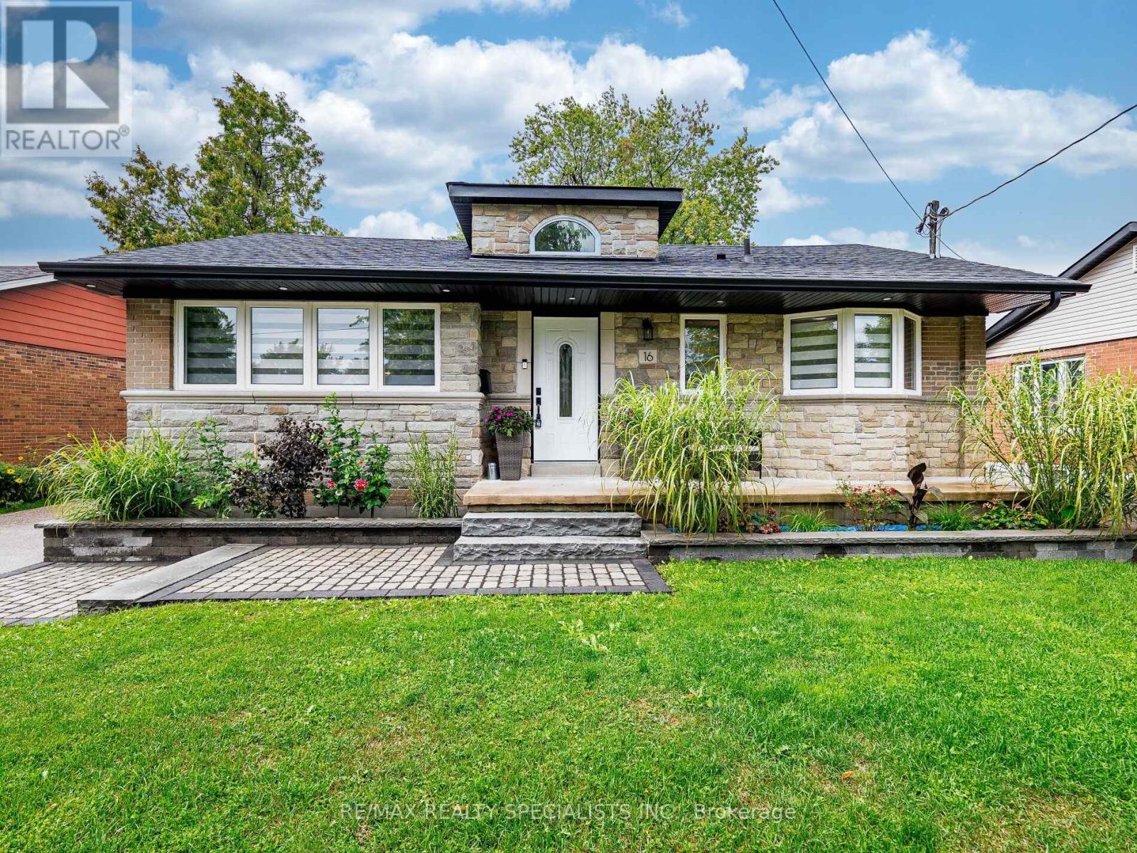 16 LESBURY AVENUE - 2