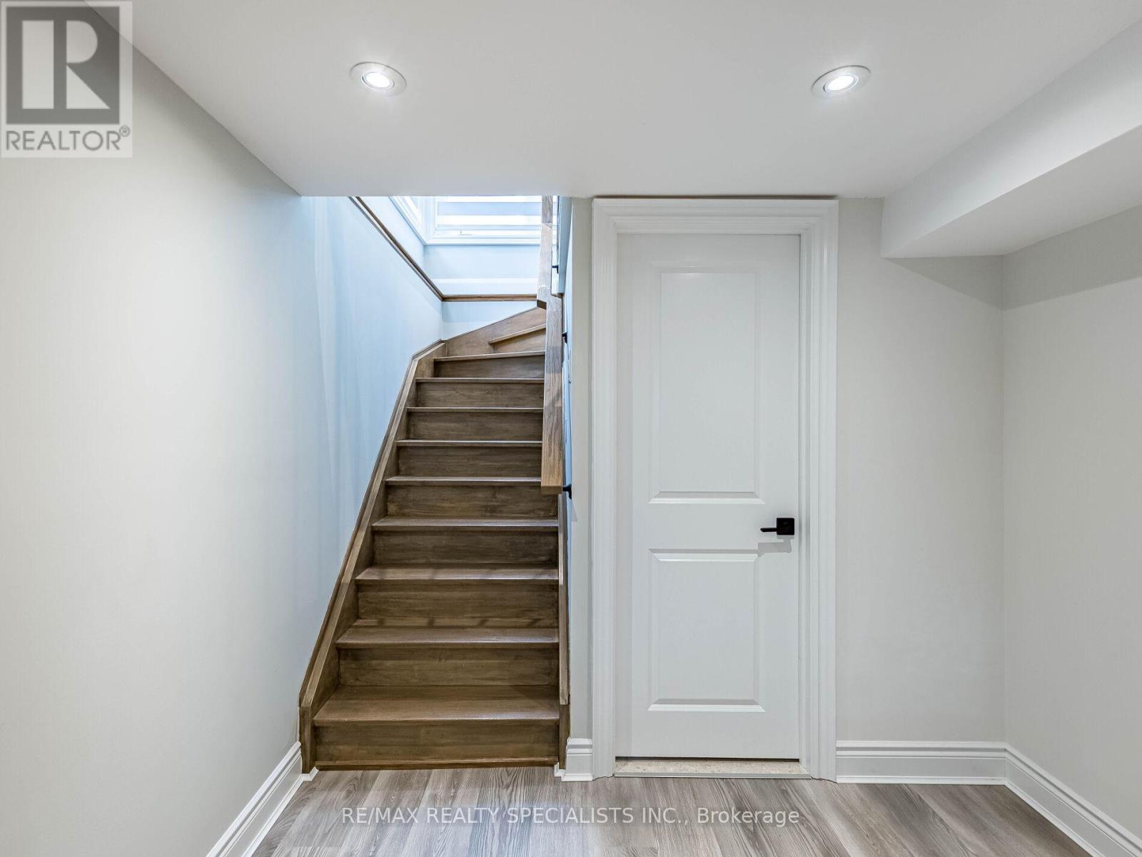 16 LESBURY AVENUE - 27
