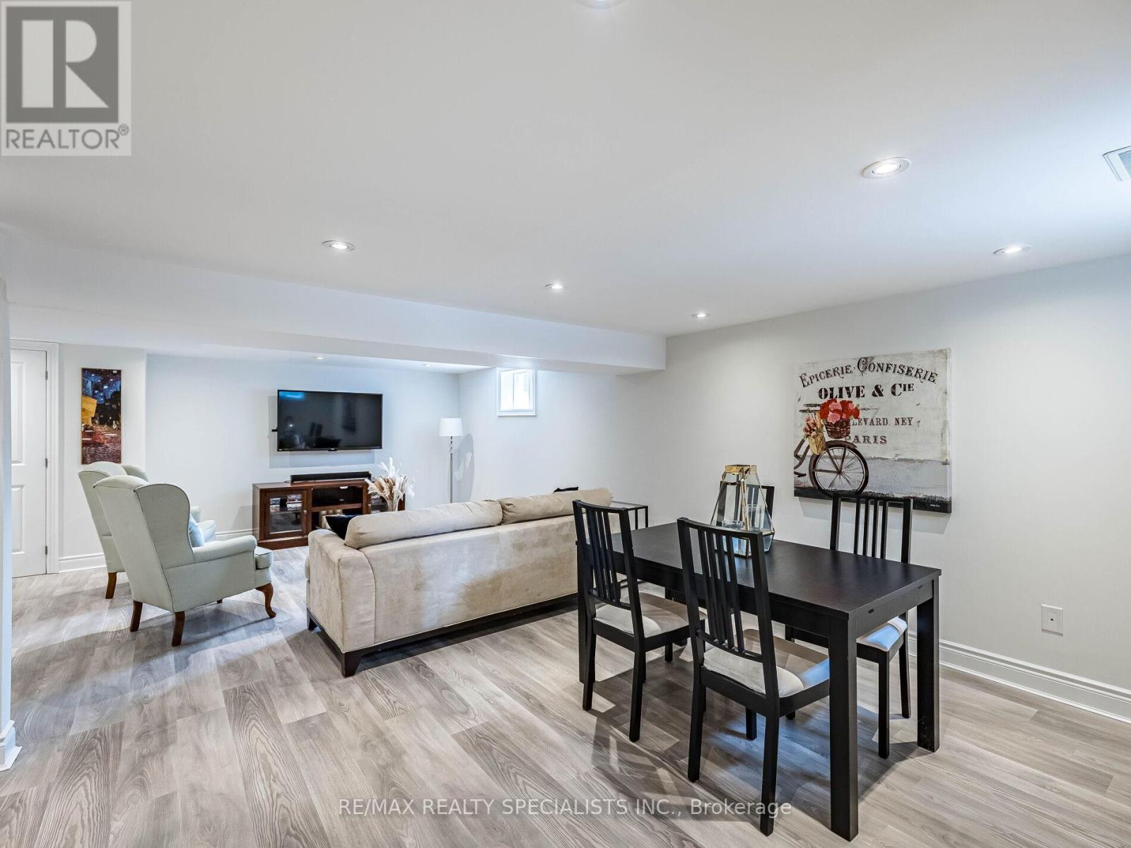 16 LESBURY AVENUE - 28