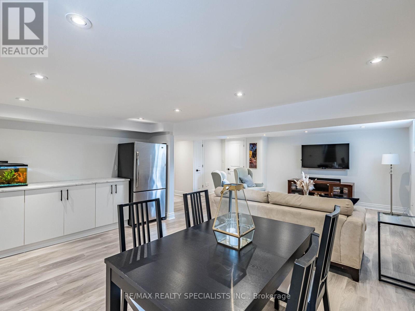 16 LESBURY AVENUE - 29