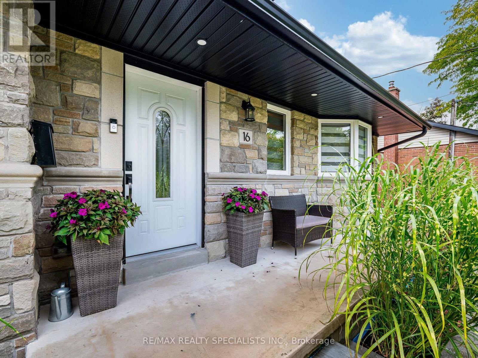 16 LESBURY AVENUE - 3