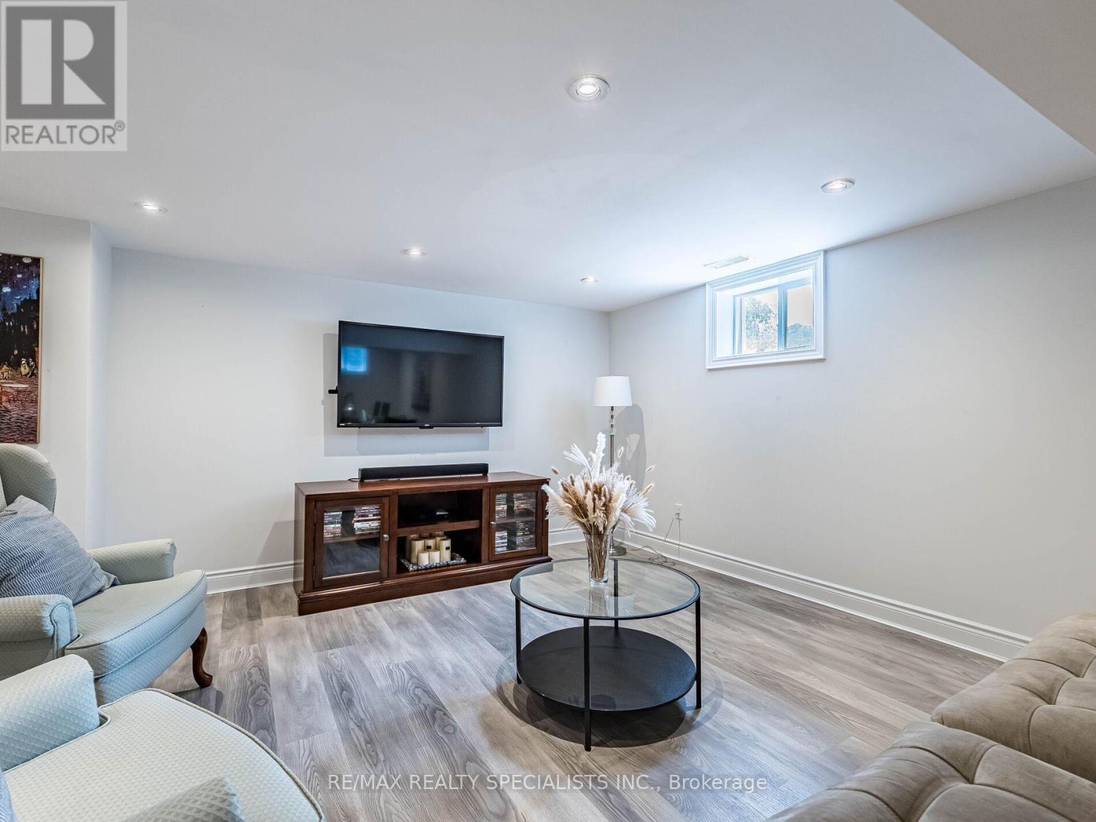 16 LESBURY AVENUE - 31