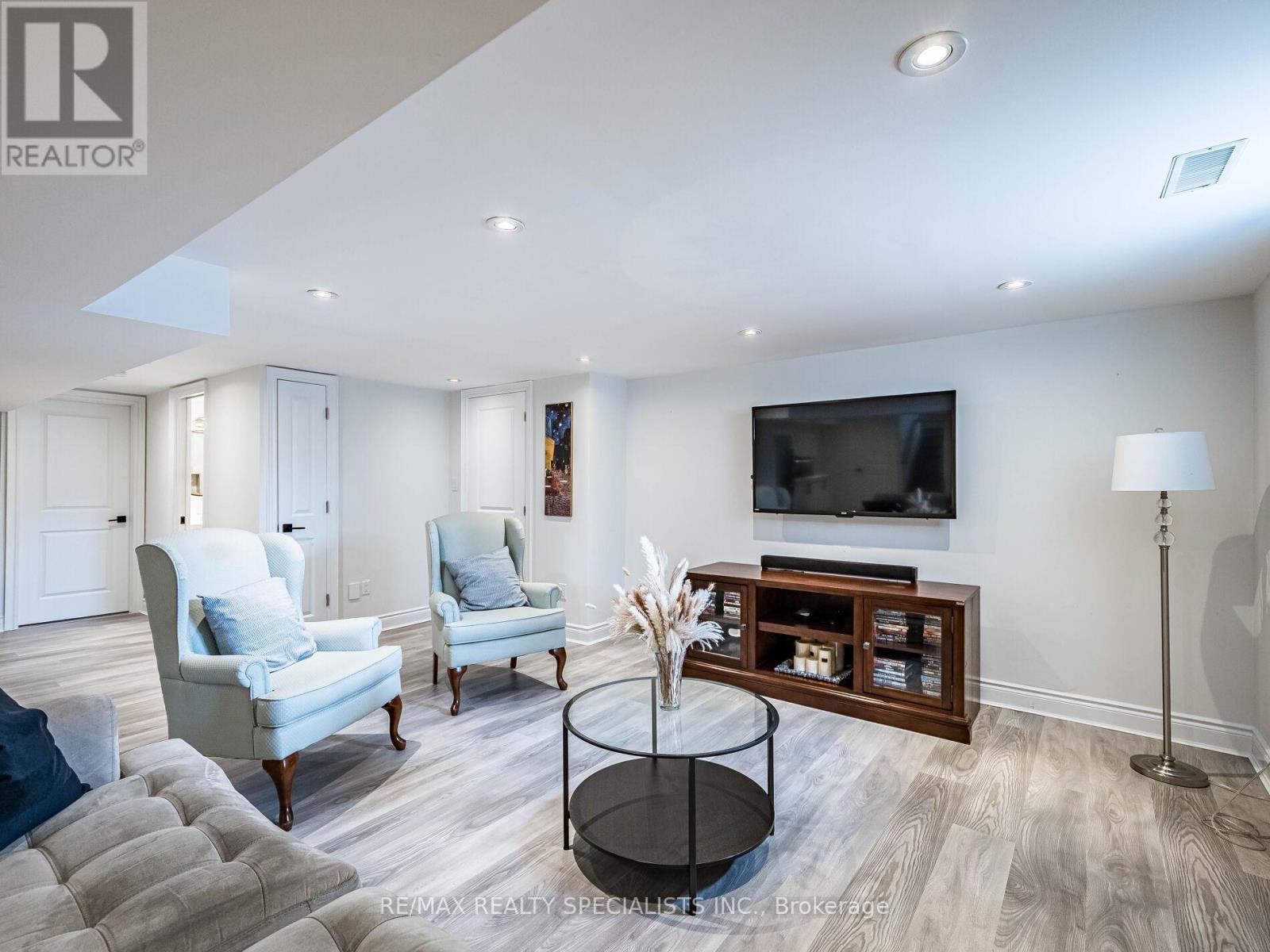 16 LESBURY AVENUE - 32