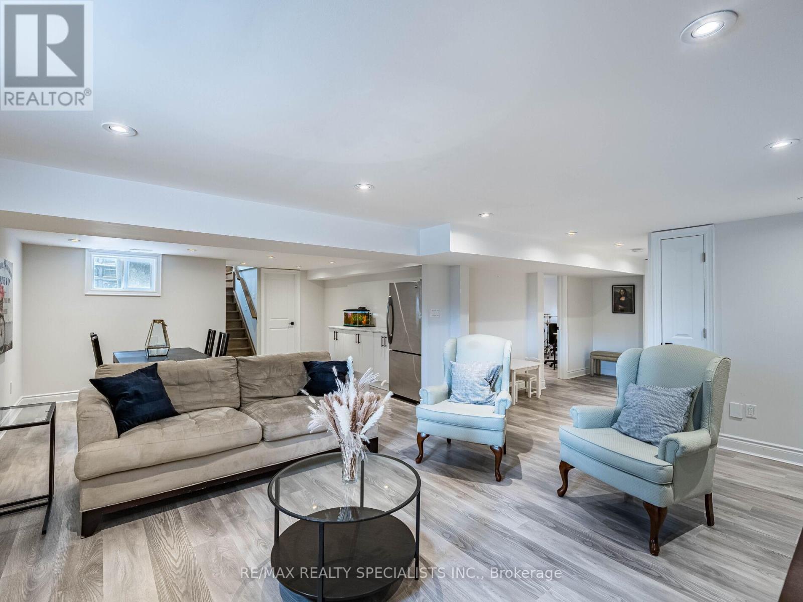 16 LESBURY AVENUE - 33