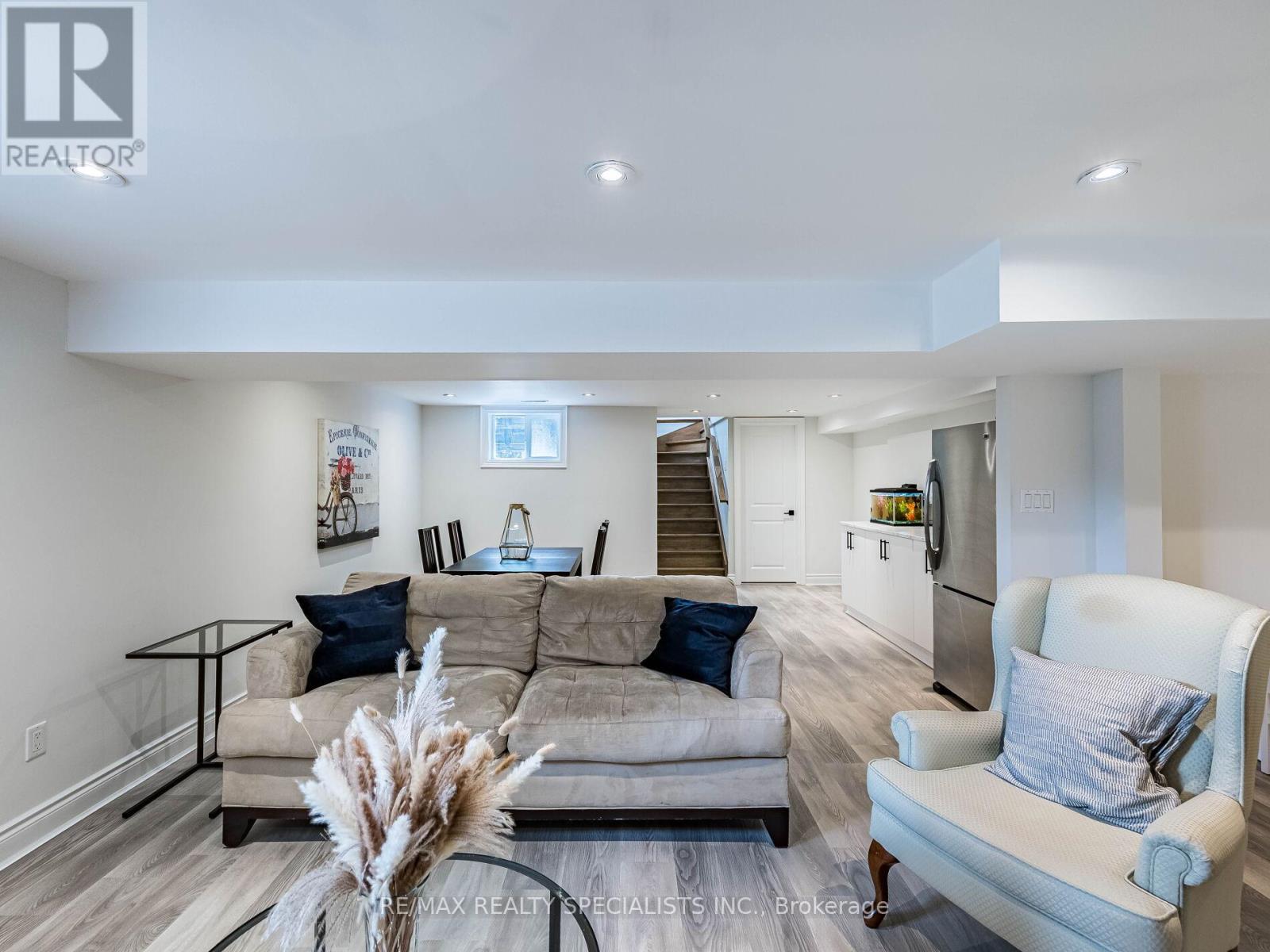16 LESBURY AVENUE - 34