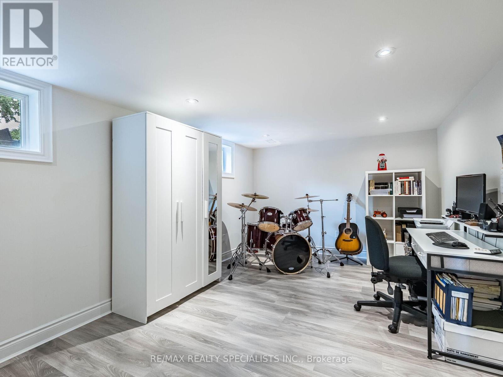 16 LESBURY AVENUE - 36