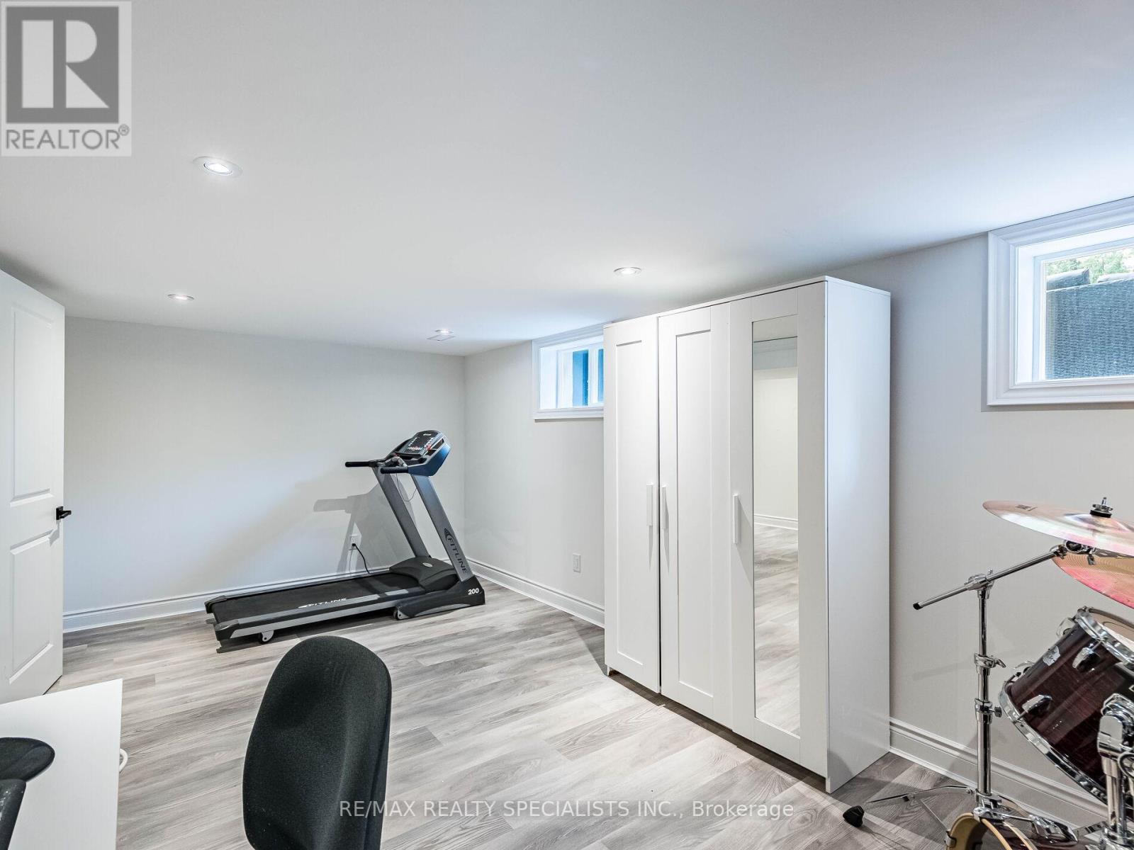 16 LESBURY AVENUE - 37