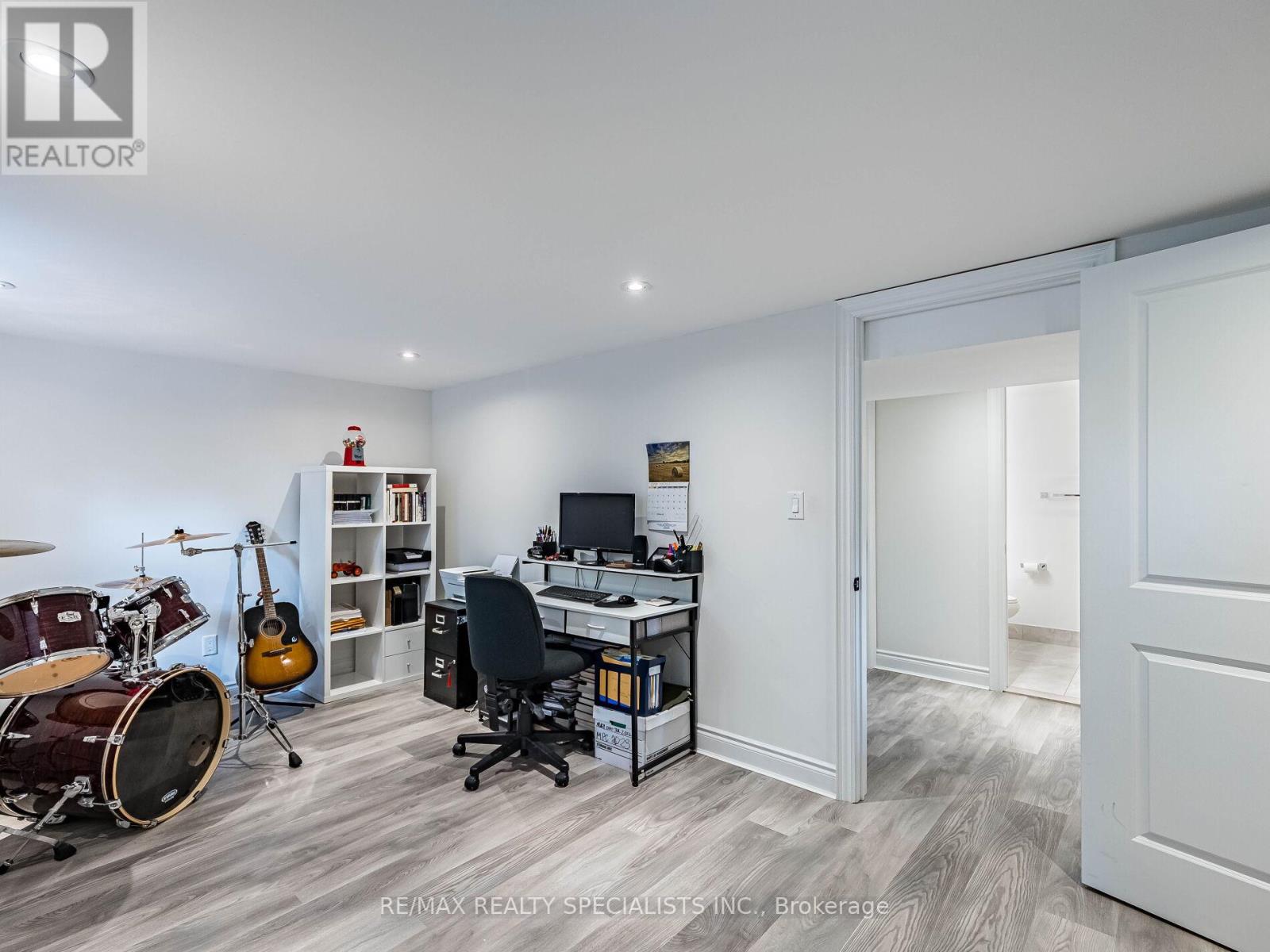 16 LESBURY AVENUE - 38