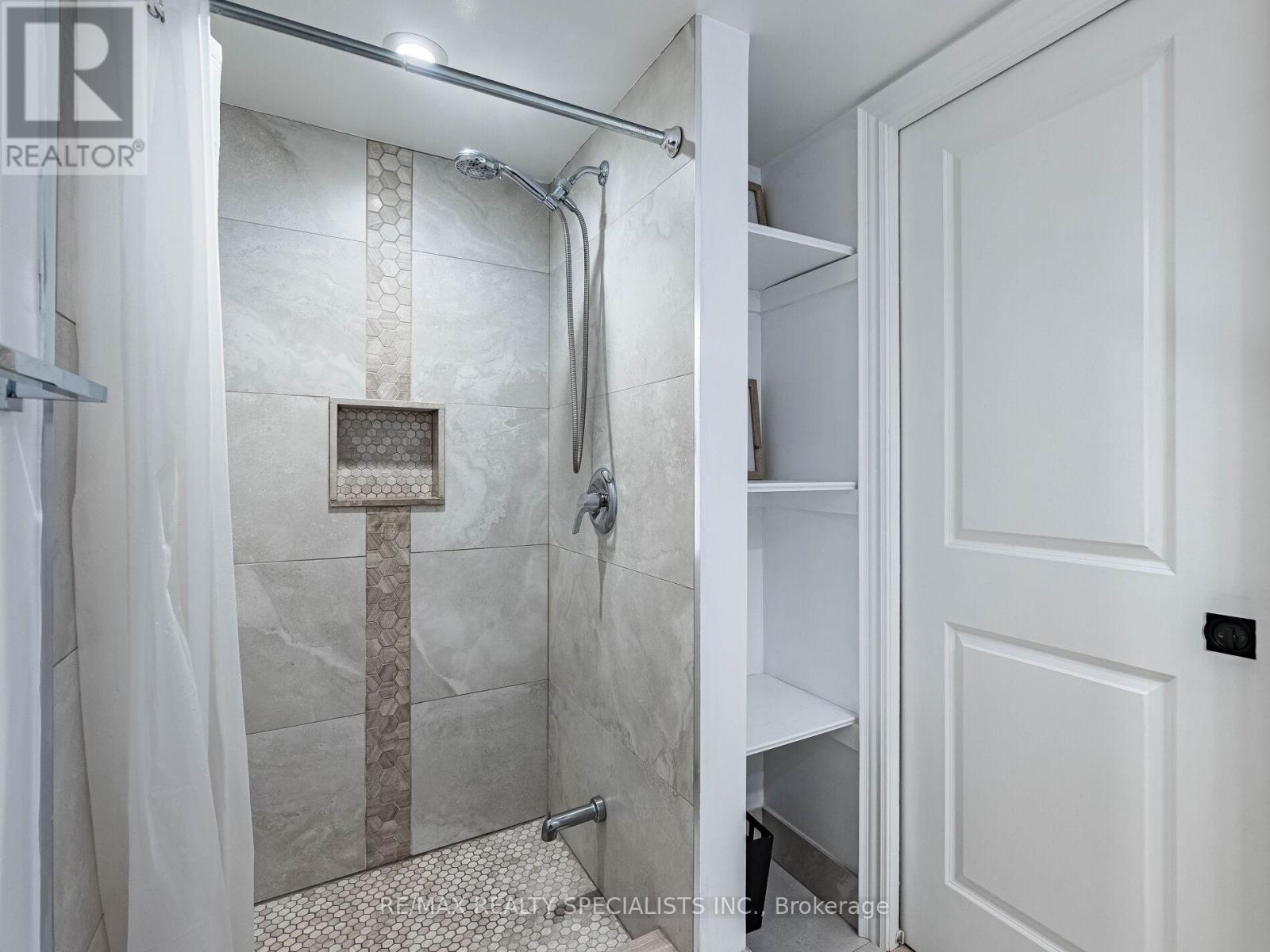 16 LESBURY AVENUE - 40
