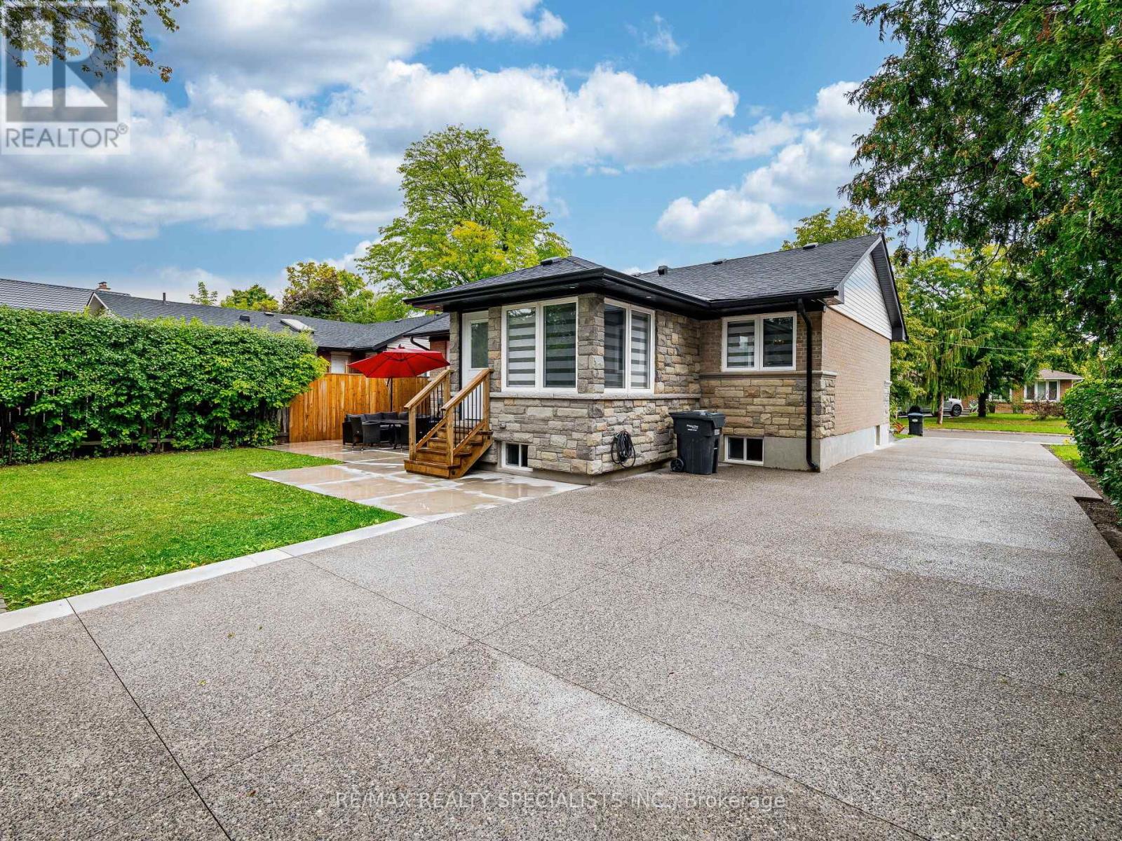 16 LESBURY AVENUE - 42