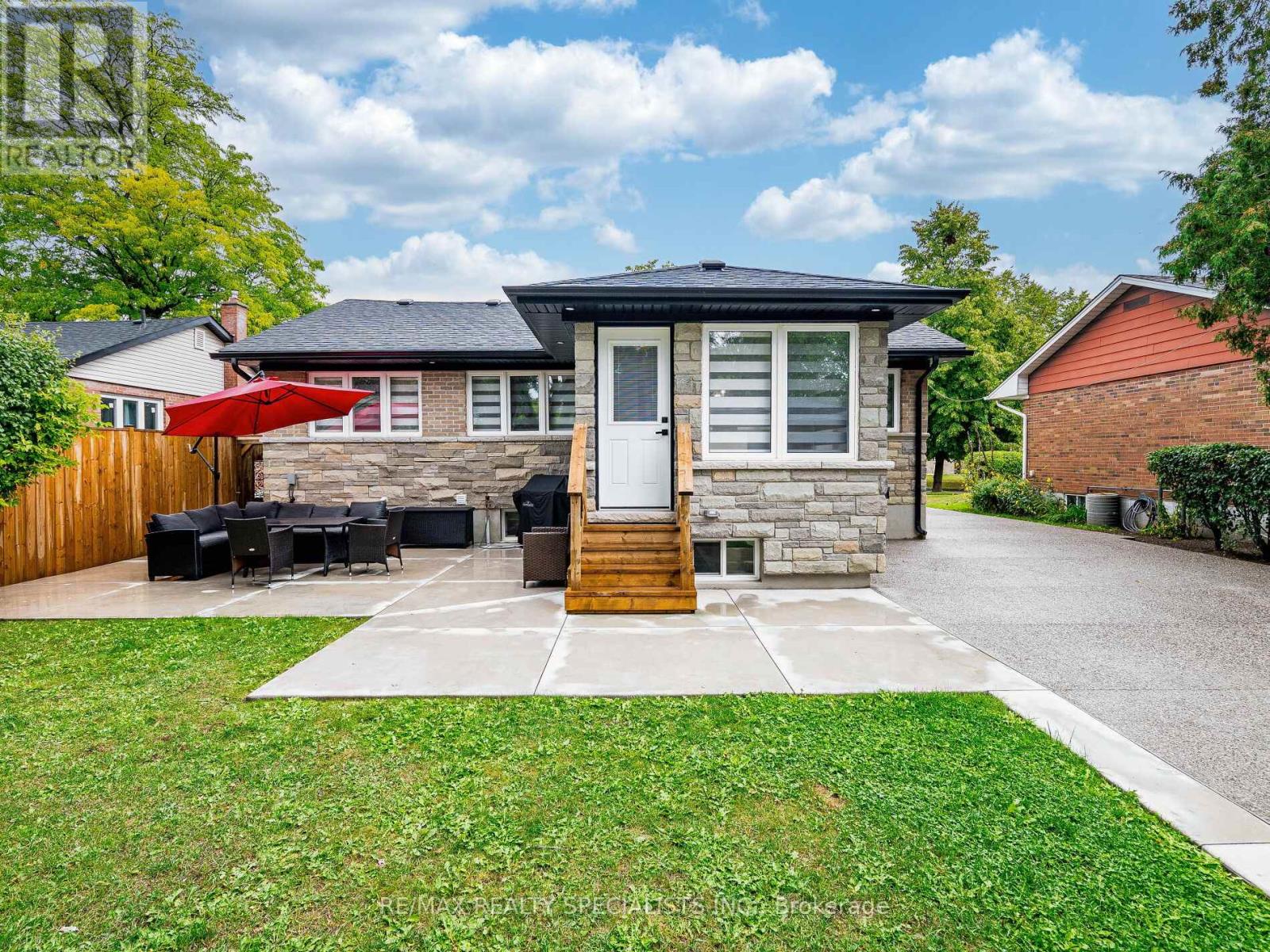 16 LESBURY AVENUE - 43