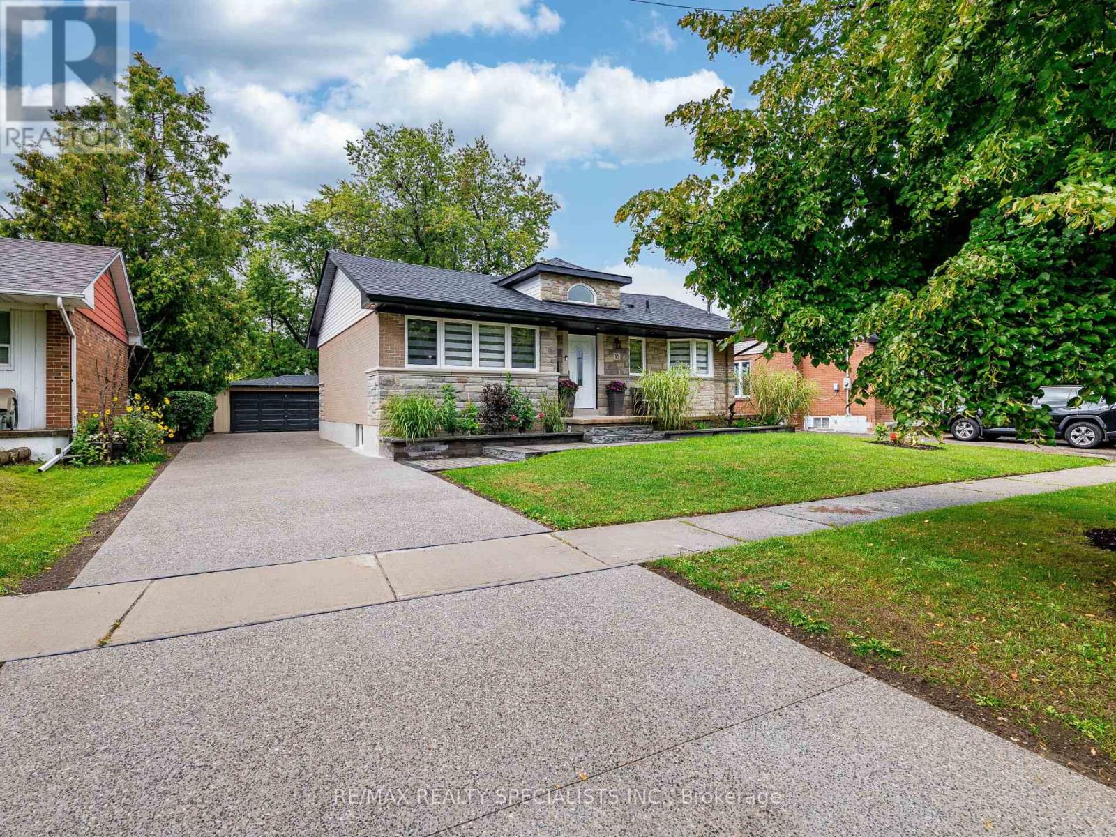 16 LESBURY AVENUE - 46