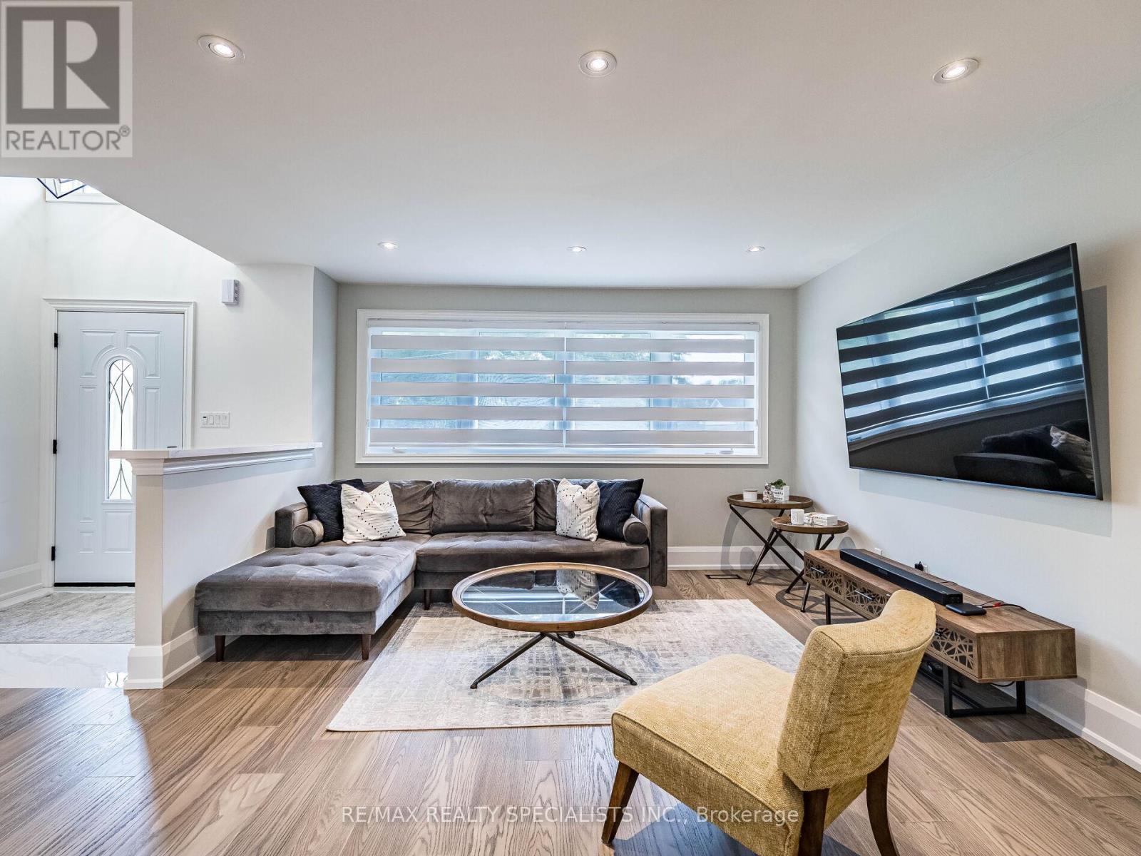 16 LESBURY AVENUE - 6