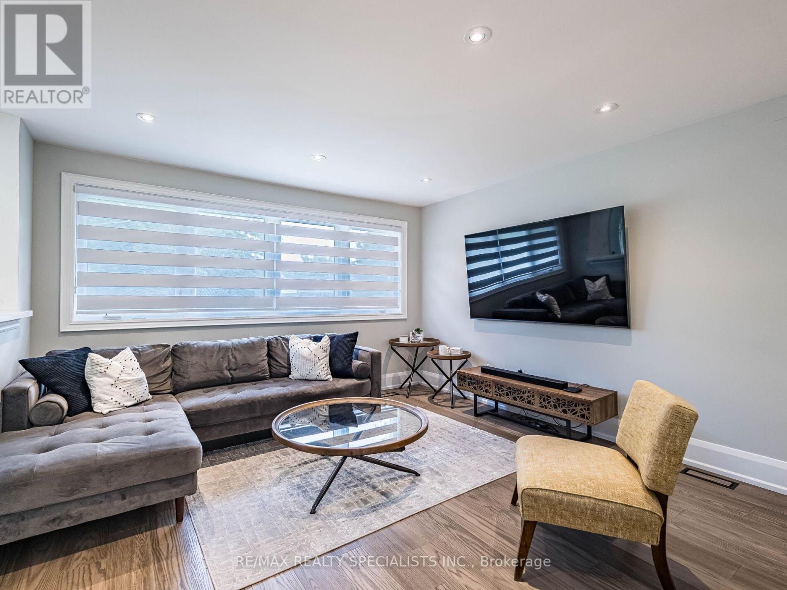 16 LESBURY AVENUE - 7