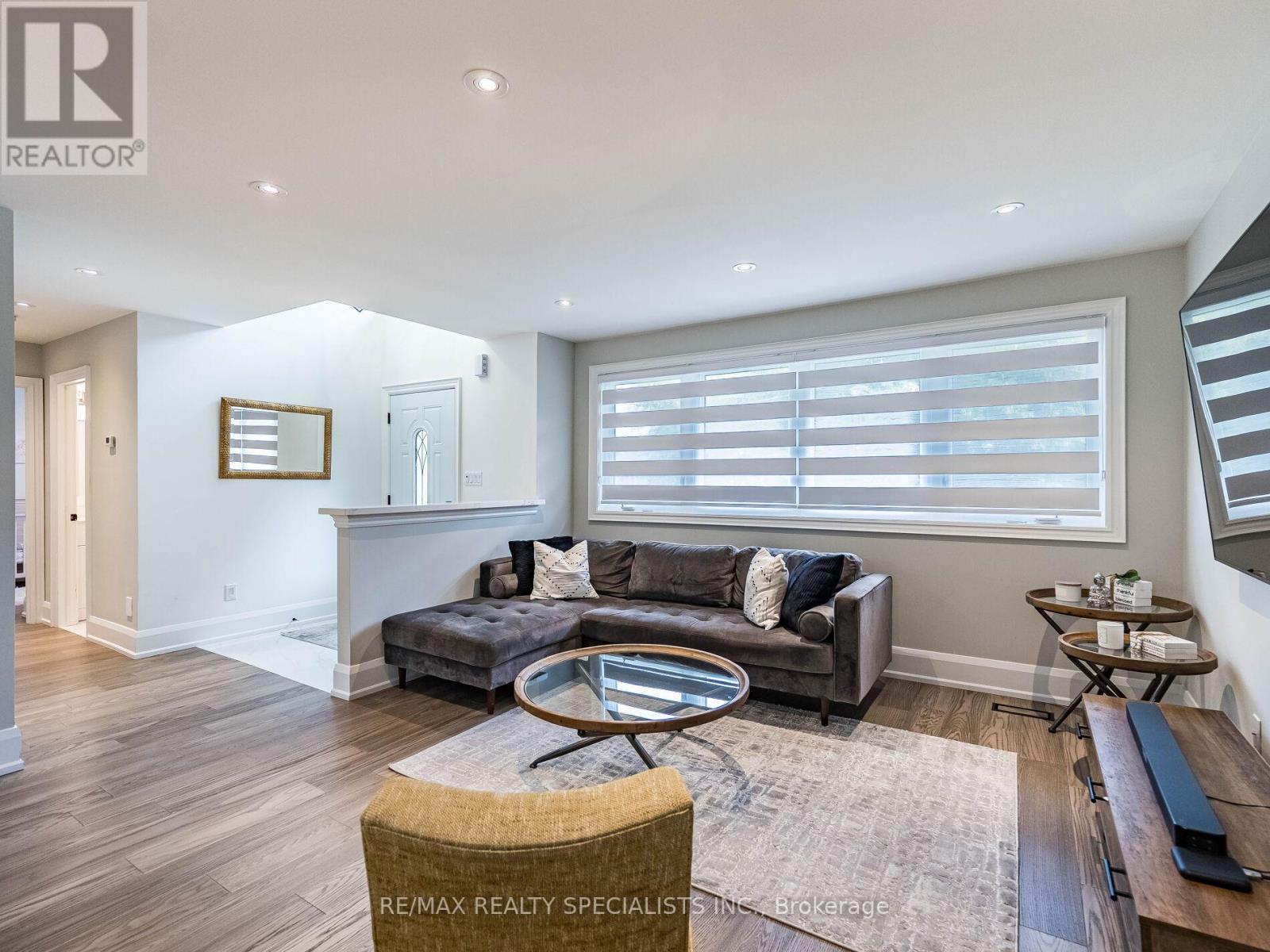 16 LESBURY AVENUE - 8