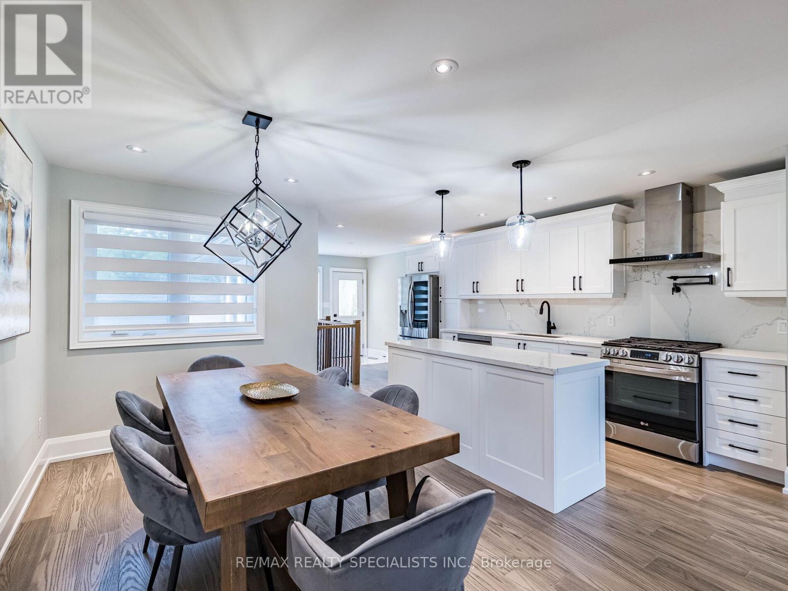 16 LESBURY AVENUE - 9