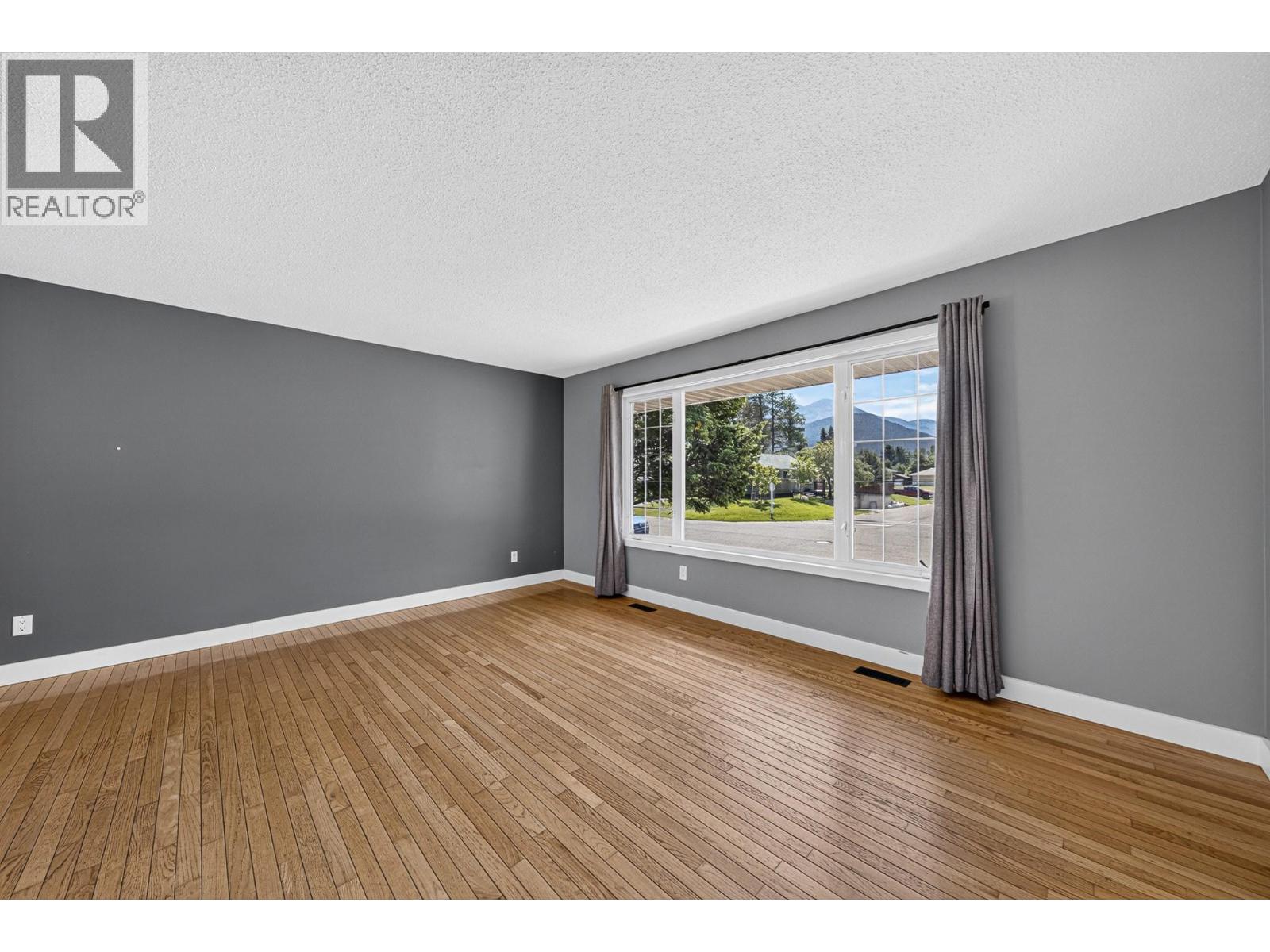 340 Pacific Yew Crescent - 9