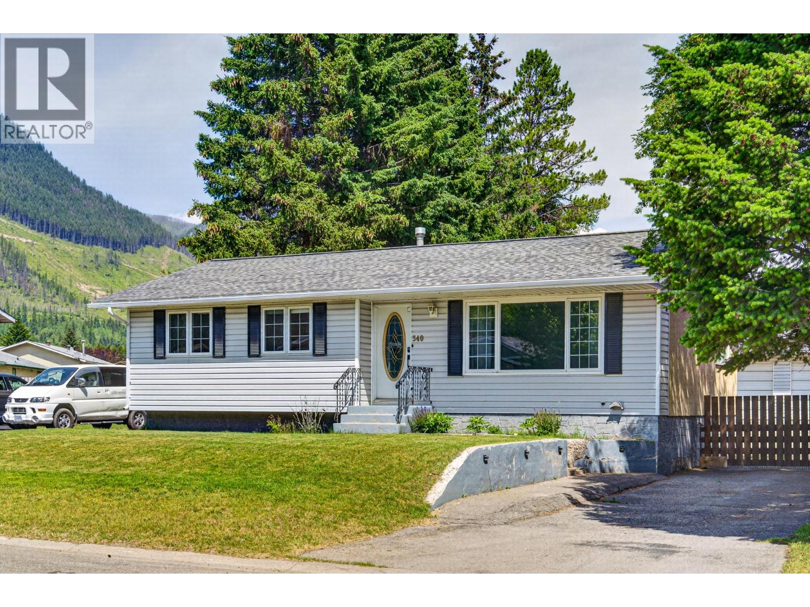 340 Pacific Yew Crescent - 55