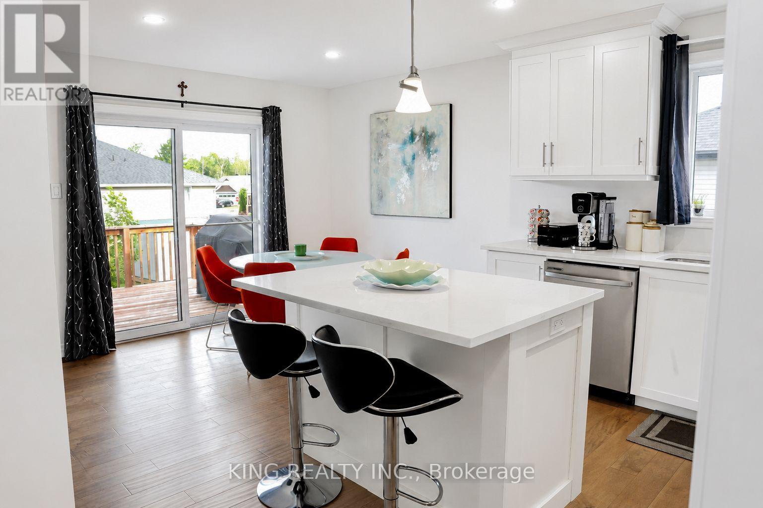 86 CAMERON CRESCENT - 14