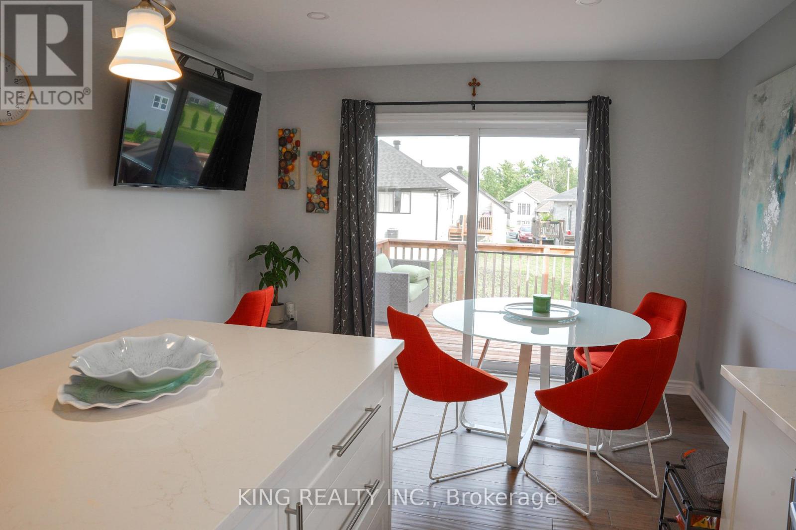 86 CAMERON CRESCENT - 18