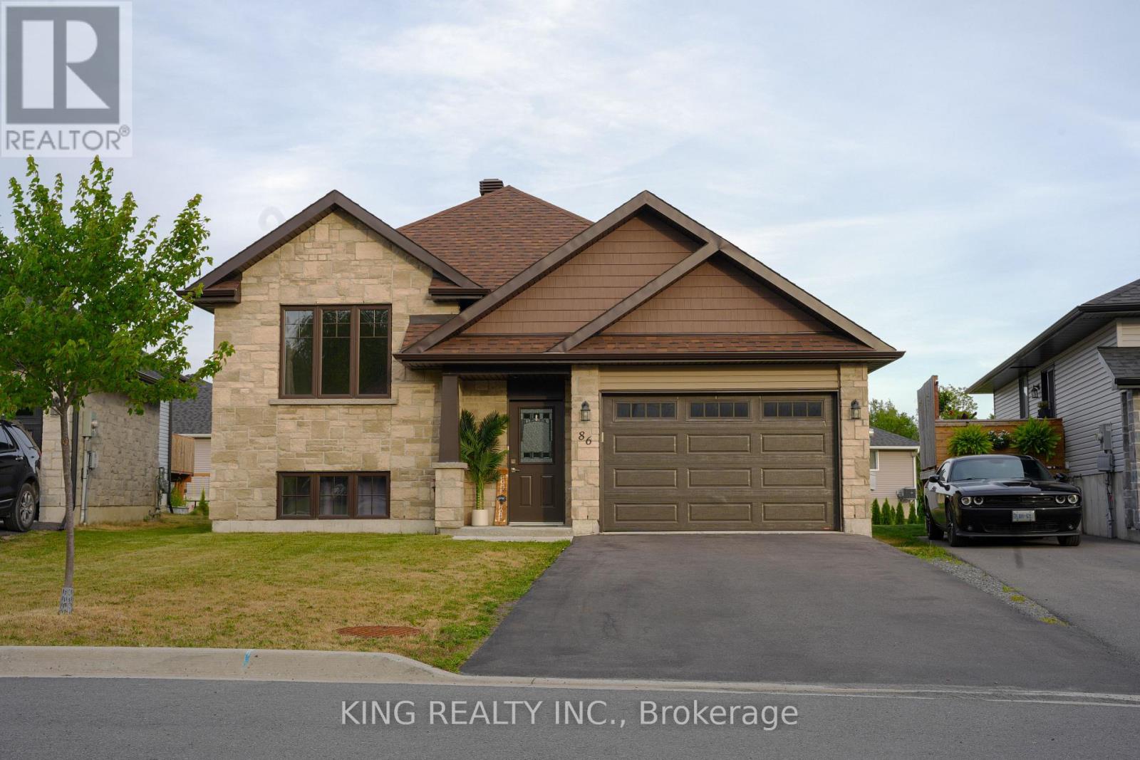 86 CAMERON CRESCENT - 2