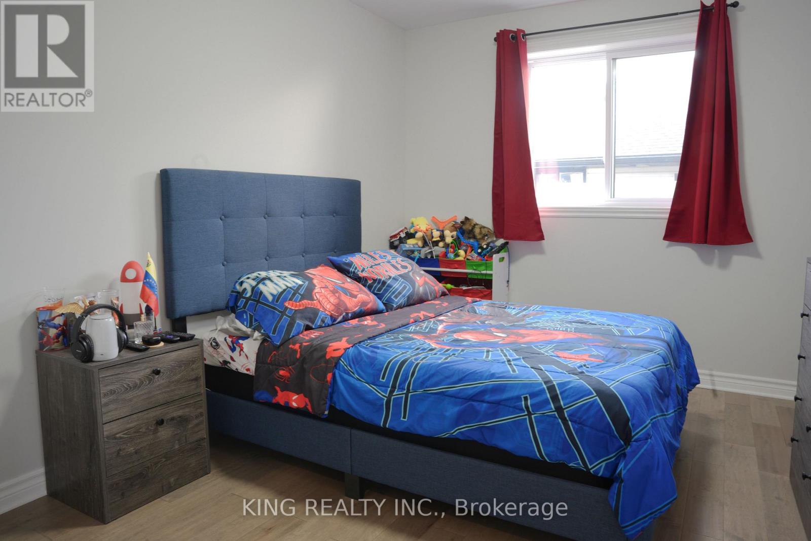 86 CAMERON CRESCENT - 23