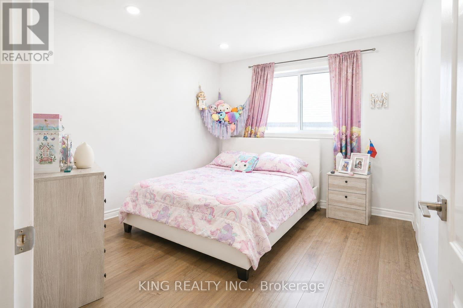 86 CAMERON CRESCENT - 24