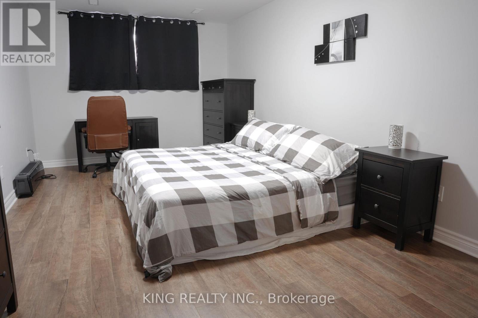 86 CAMERON CRESCENT - 34