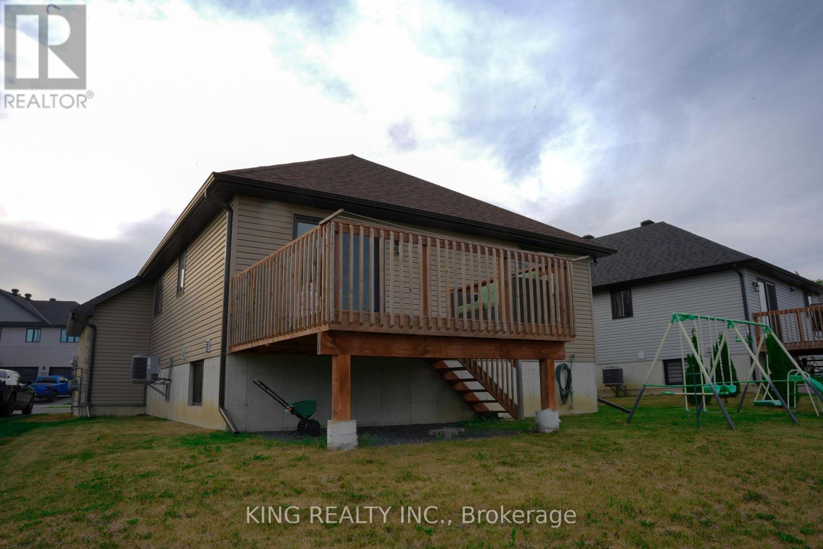 86 CAMERON CRESCENT - 40