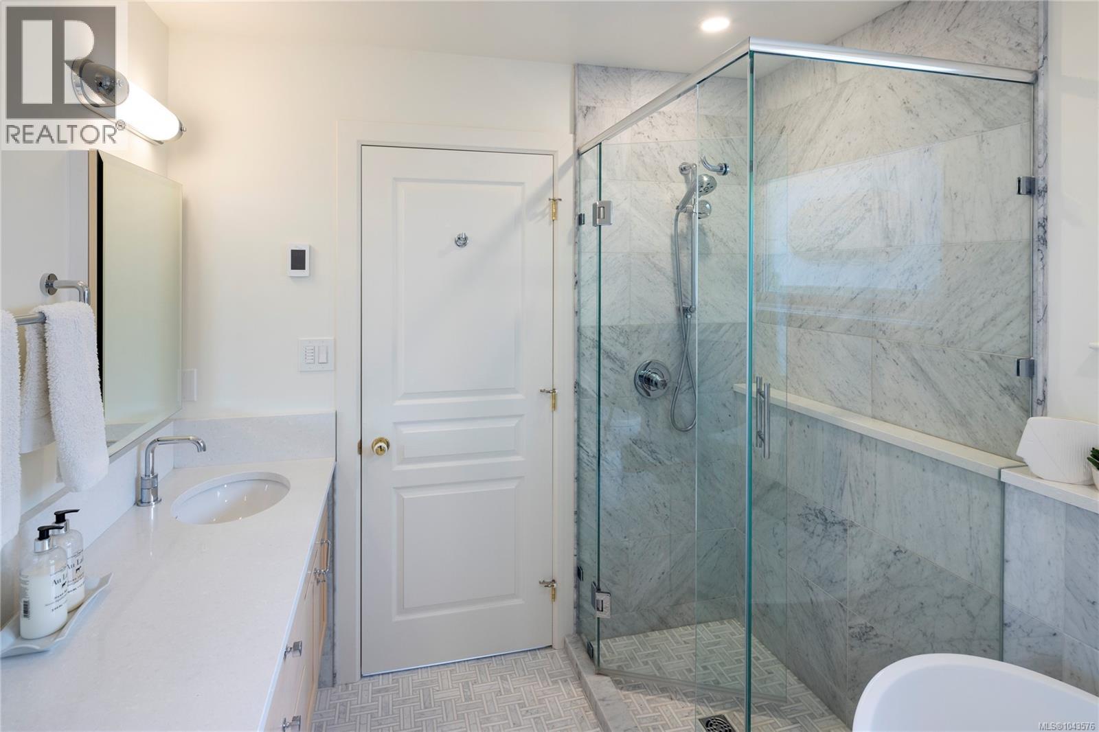 #8 1880 Chandler Ave - 24