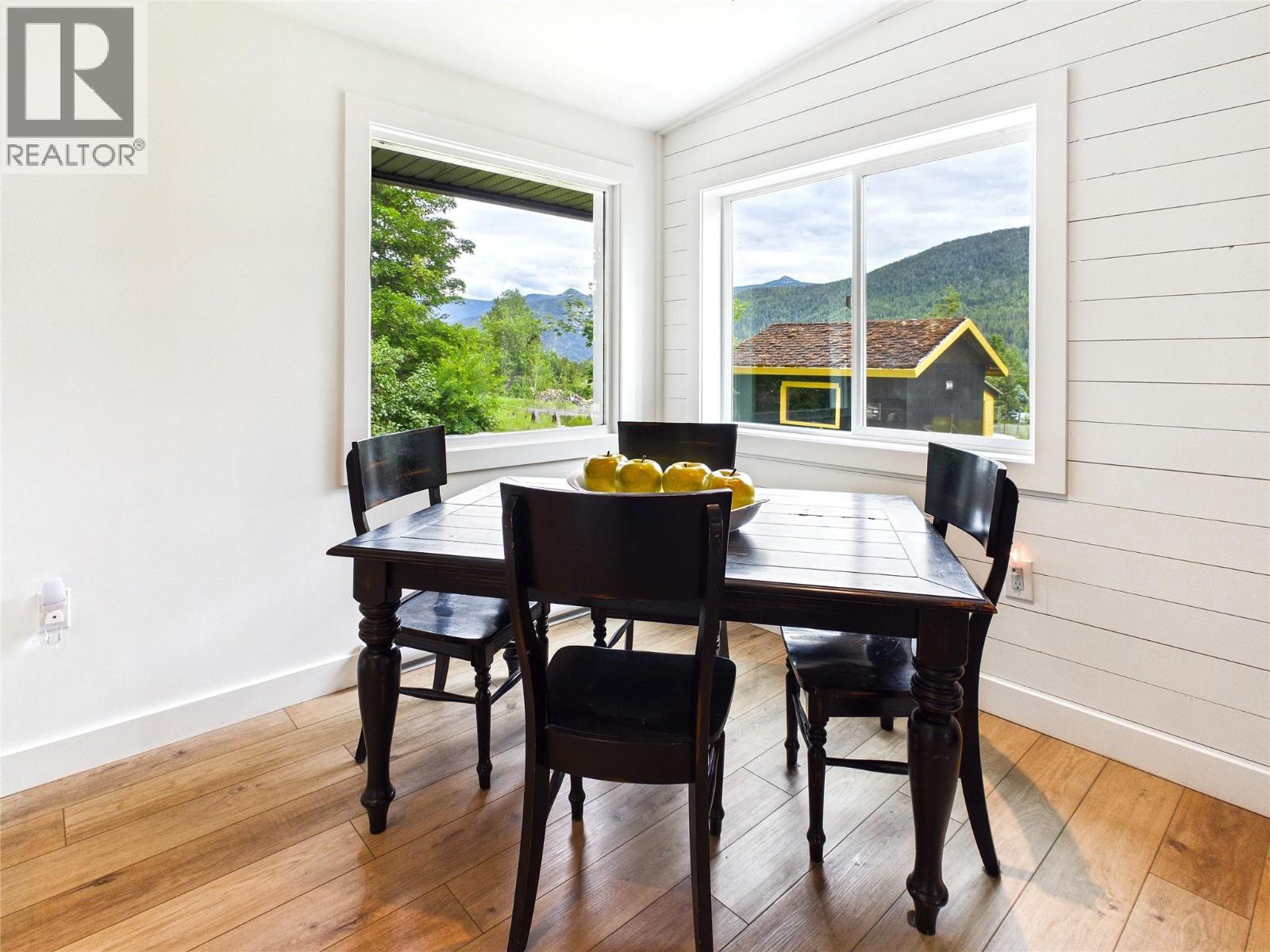 3718 Krestova Road - 10