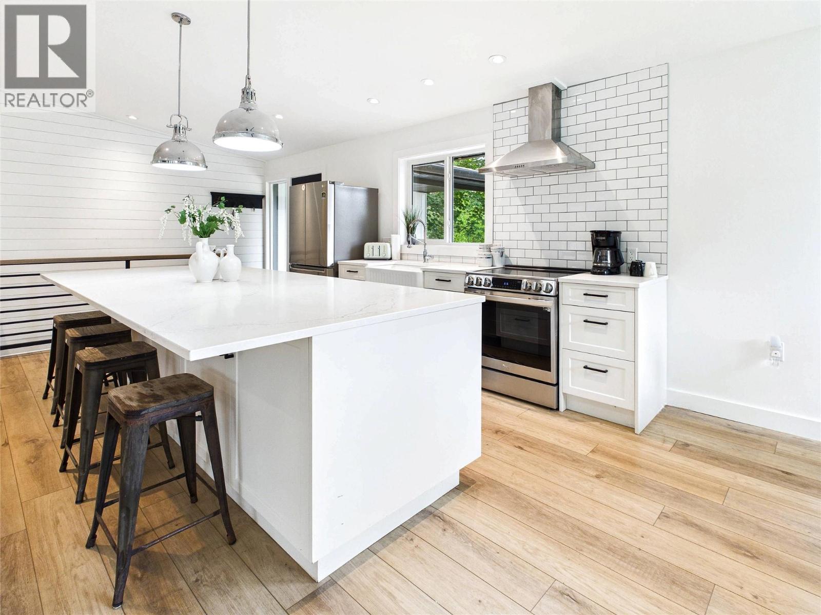 3718 Krestova Road - 8