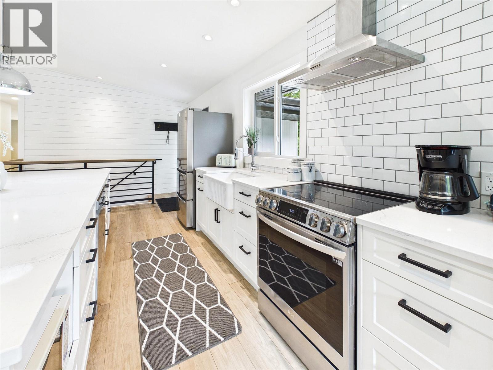 3718 Krestova Road - 14