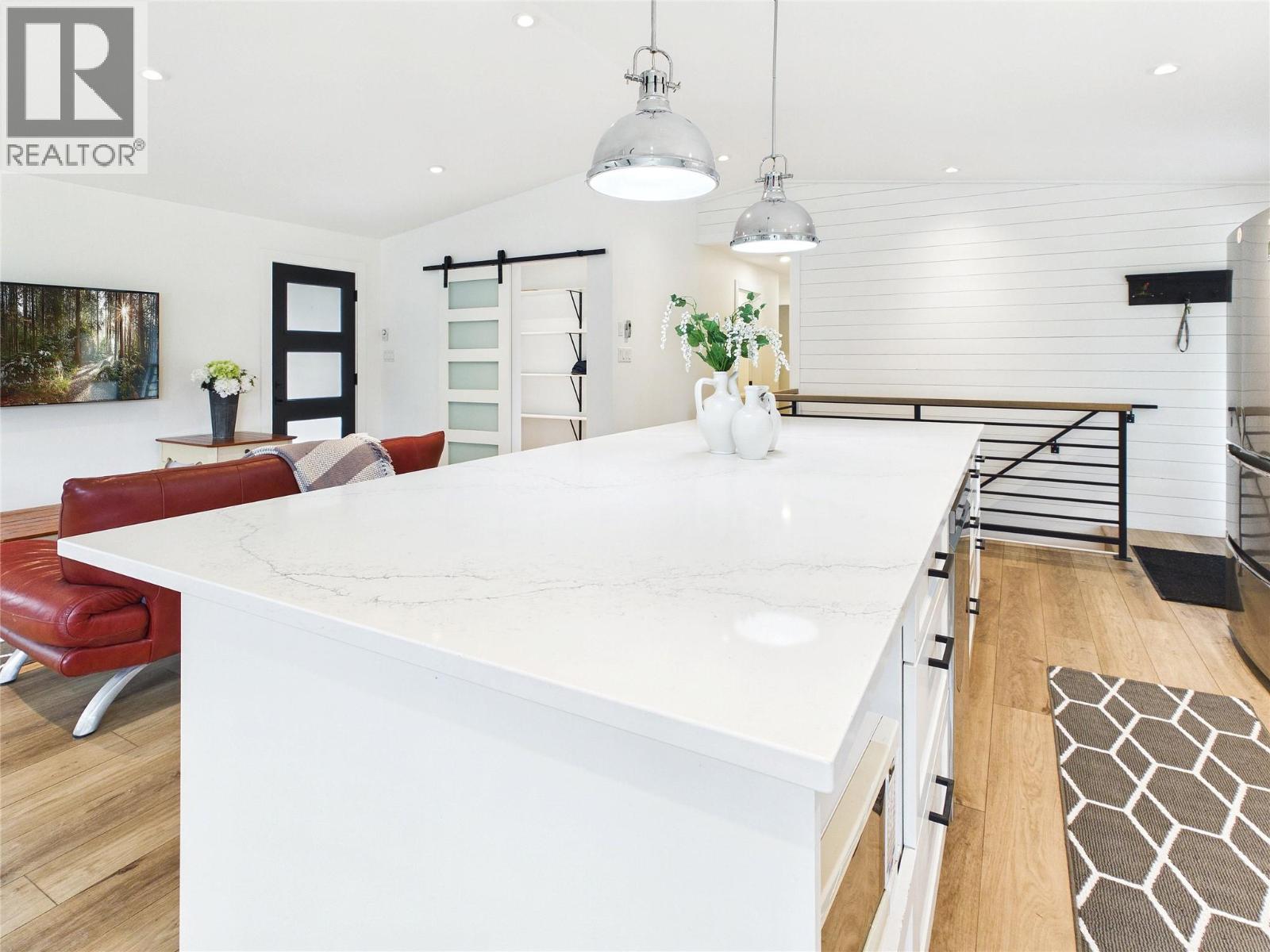 3718 Krestova Road - 12
