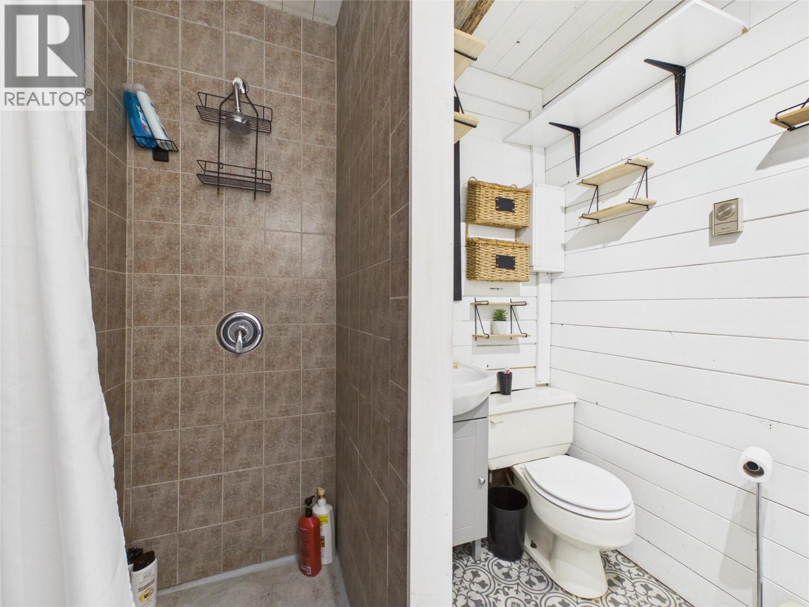 3718 Krestova Road - 32