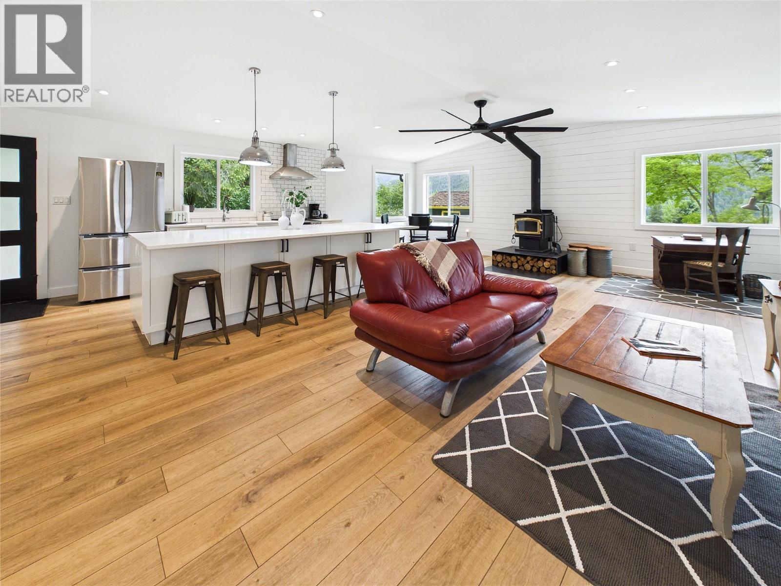 3718 Krestova Road - 1