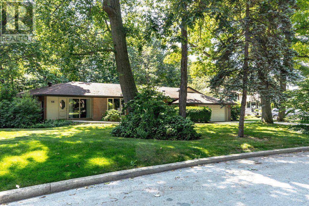 44 COLQUHOUN CRESCENT - 1