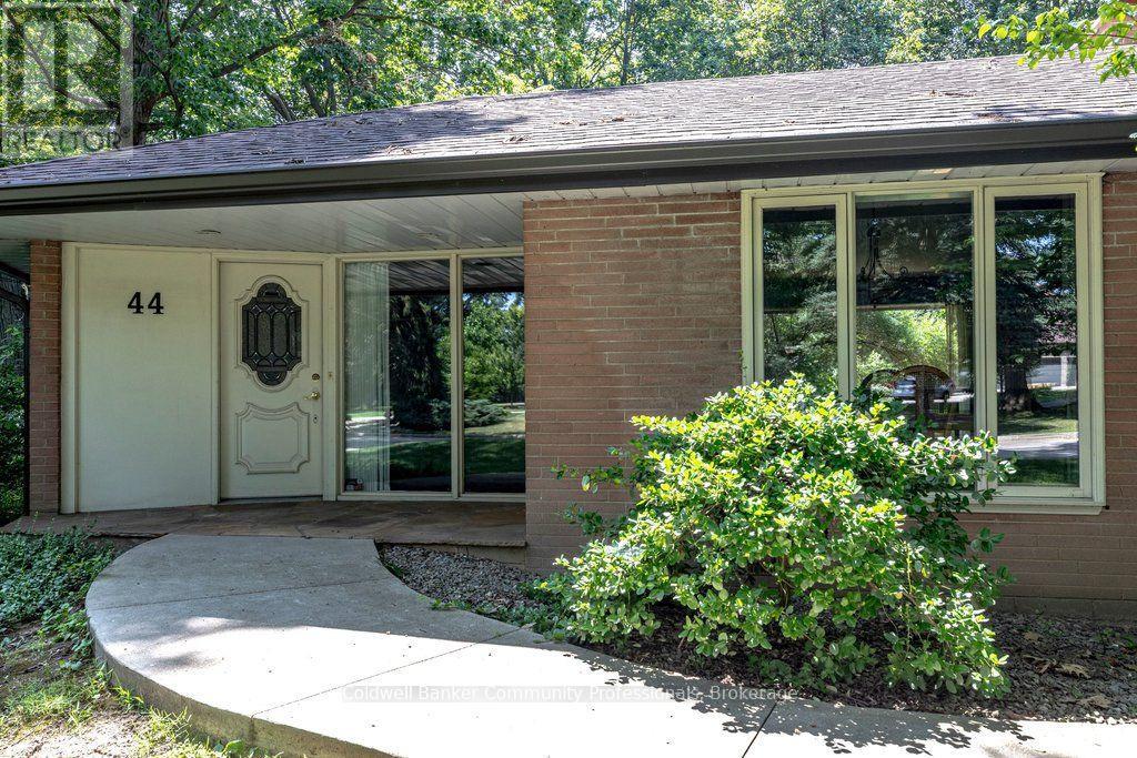 44 COLQUHOUN CRESCENT - 2