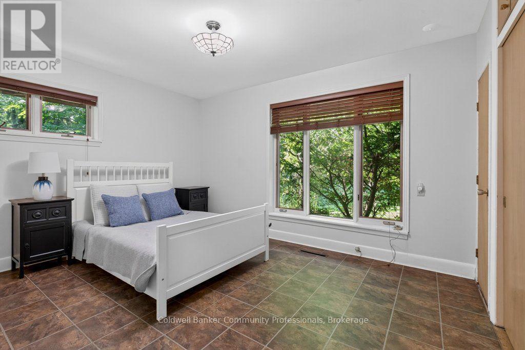 44 COLQUHOUN CRESCENT - 20