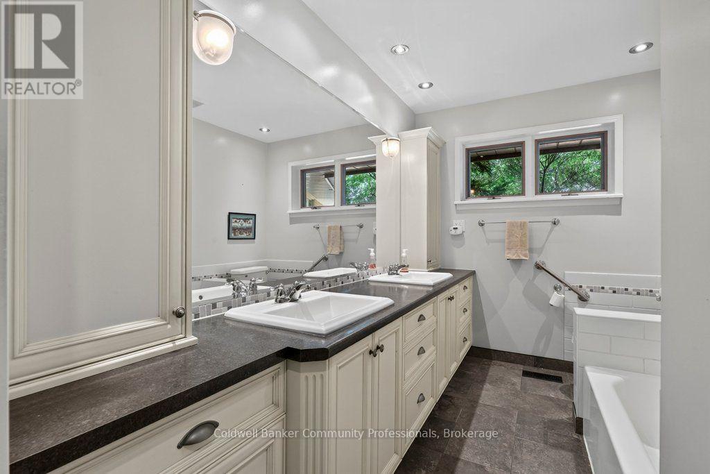 44 COLQUHOUN CRESCENT - 27