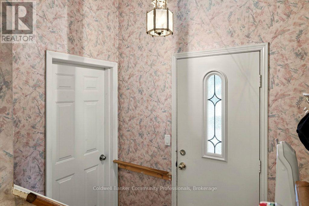 44 COLQUHOUN CRESCENT - 30