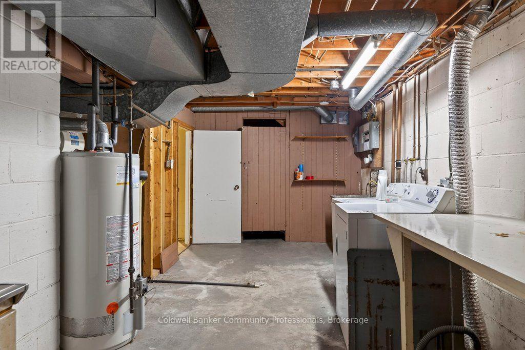 44 COLQUHOUN CRESCENT - 32