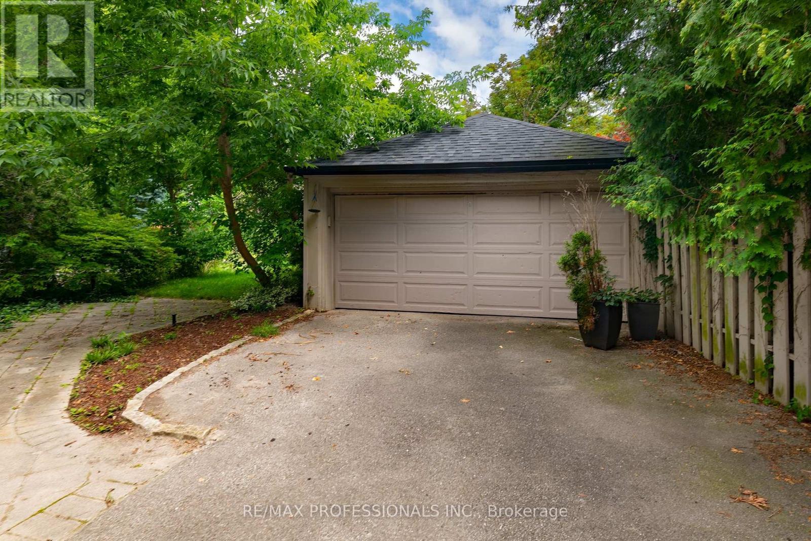 61 GRENVIEW BOULEVARD N - 32
