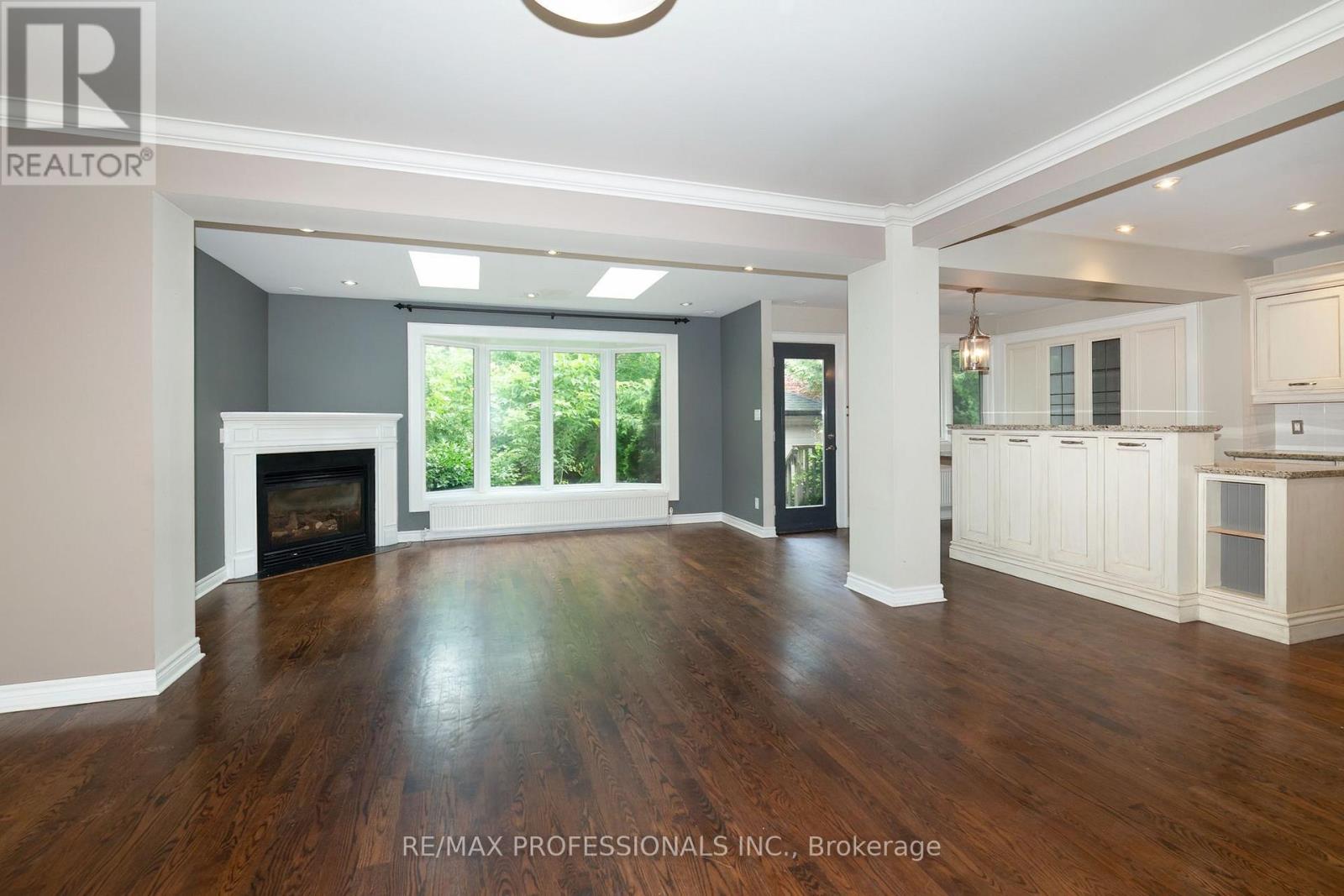61 GRENVIEW BOULEVARD N - 8